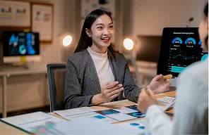 Consultant reviewing eCommerce data during an LLM consulting session